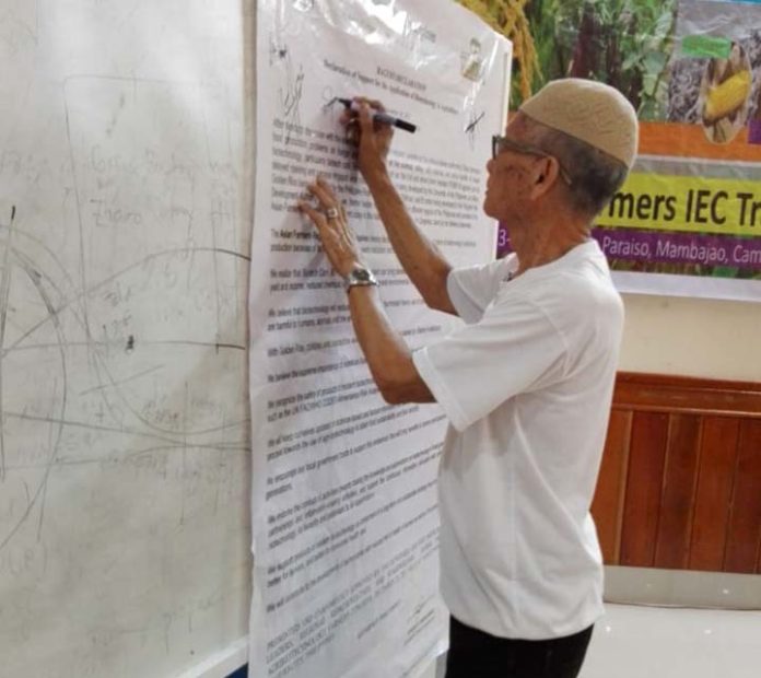 In Photo: A farmer signs the “Declaration of Support for the Application of Biotechnology in Agriculture.”