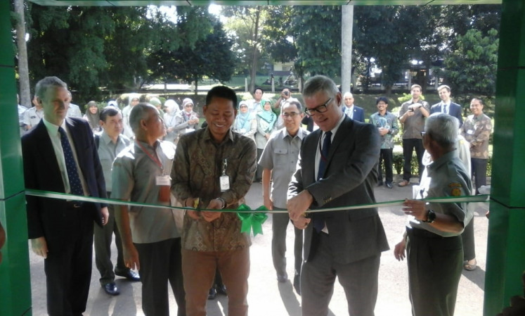 Director general of IRRI Mathew Morell together with the head of Agriculture Ministry’s Research and Development Agency (Balitbangtan) Fadjry Djufry officiated IRRI country office in Indonesia (JP/Theresia Sufa)