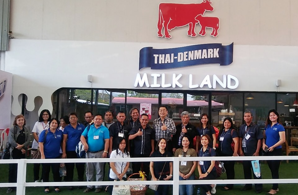 Participants pose for a group photo with officials and staff of the DPO in Saraburi Province.