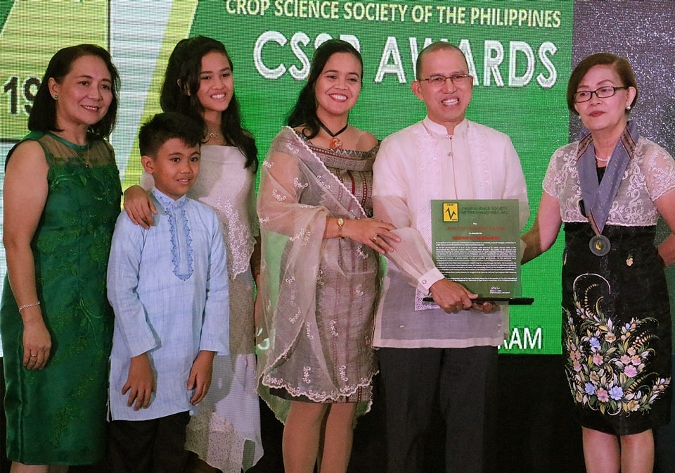 Dr. Glenn B. Gregorio (second from right), SEARCA Director and 2019 Crop Science Society of the Philippines (CSSP) Honorary Fellow, with Ms. Edna A. Anit (rightmost), CSSP President; Ms. Marissa V. Romero (leftmost), chair of the CSSP Awards and Recognition Committee; his wife Myla Beatriz (third from right) and two of their six children