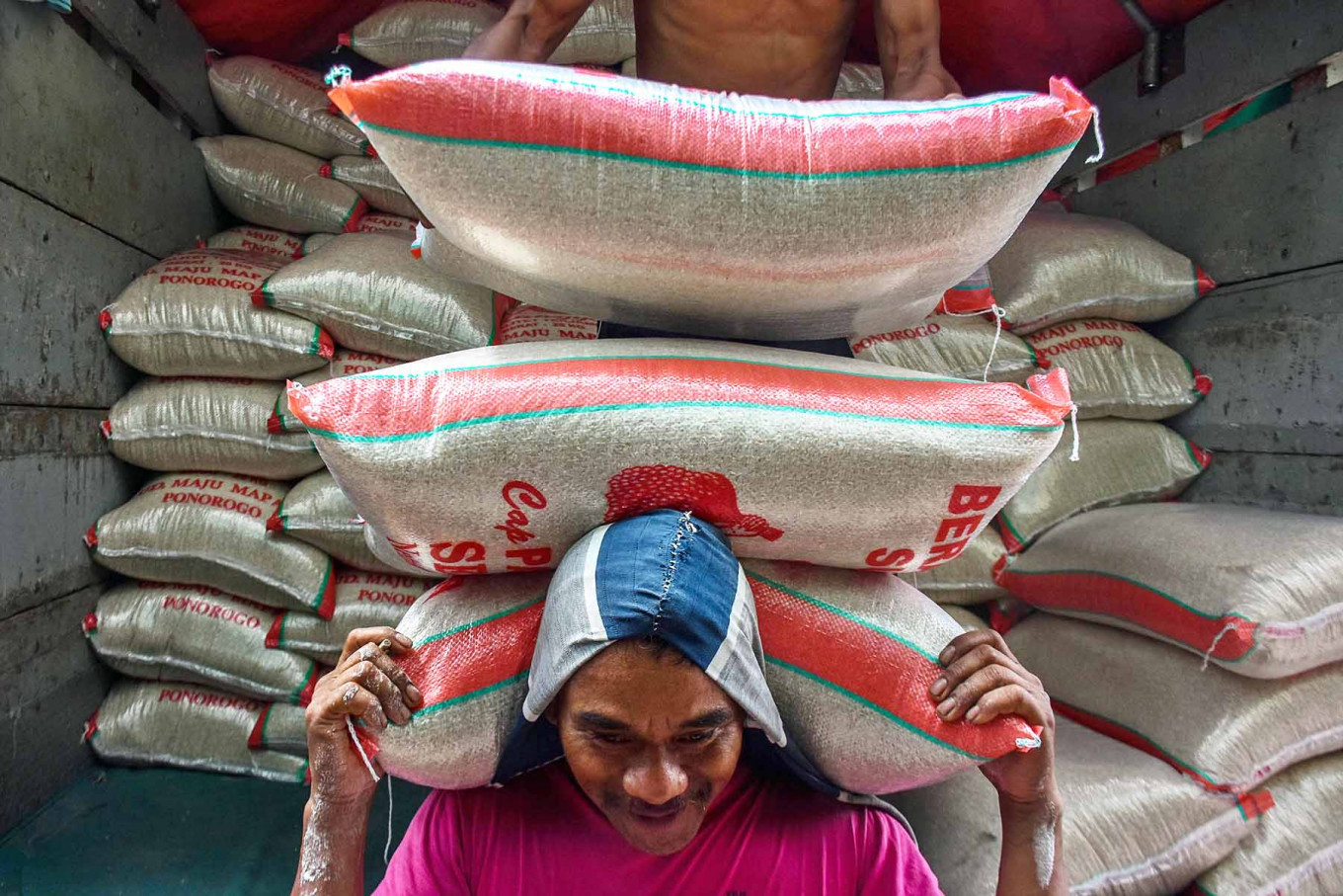 A coolie shoulders rice at Besar market, Malang, East Java on May 13. East Java recorded a surplus of 1.48 tons of rice in January to April 2020. (JP/Aman Rochman)