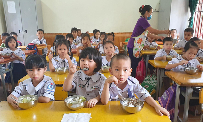 Students having lunch at an elementary school in Ha Tinh Province in central Vietnam, 2019. Photo by VnExpress/Duc Hung