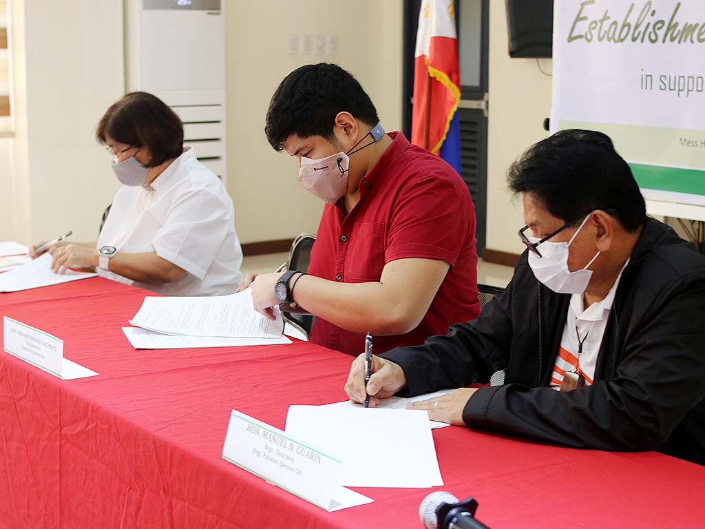 ATI Assistant Director Rosana Mula, Quezon City District II Councilor Fernando Miguel Belmonte, and Payatas barangay chairperson Manuel Guarin sign the agreement for the establishment of Greenhouse Village. (Photo: DA-ATI)