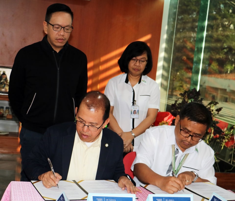Dr. Glenn B. Gregorio (seated, left), SEARCA Director, and Dr. John C. De Leon (seated, right), PhilRice Executive Director, sign the Memorandum of Understanding (MOU) between their institutions to partner to address challenges in the country’s rice sector. Also in the photo are SEARCA Deputy Director Joselito G. Florendo (standing, left) and Dr. Karen Eloisa T. Barroga, PhilRice Deputy Executive Director.
