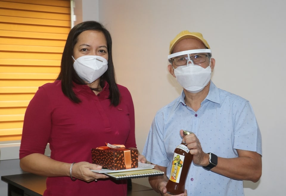 Los Baños Vice Mayor Josephine S. Evangelista (left) exchanges tokens with Dr. Gregorio.